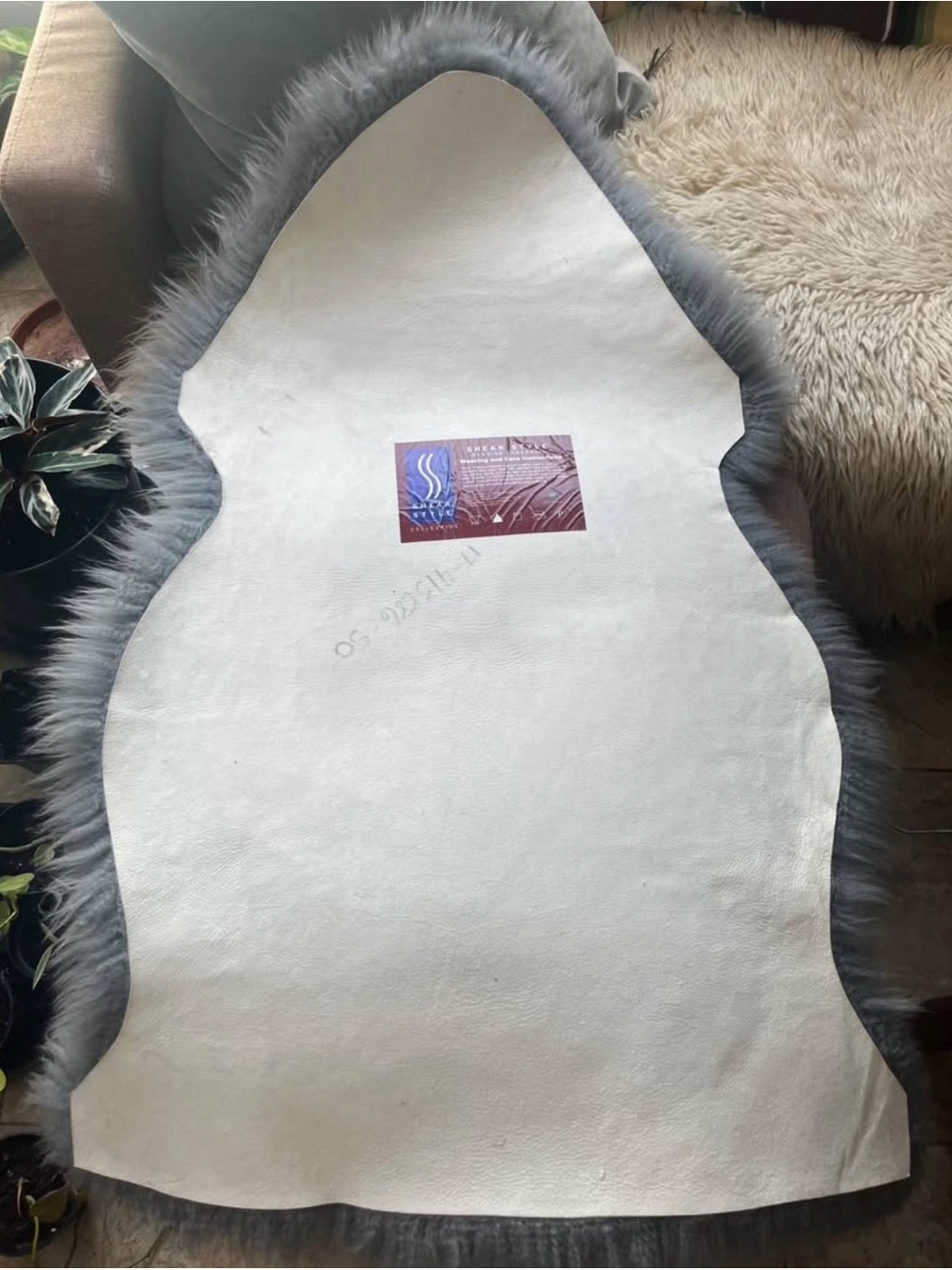 Silver/gray genuine sheepskin rug - Picture 2 of 3